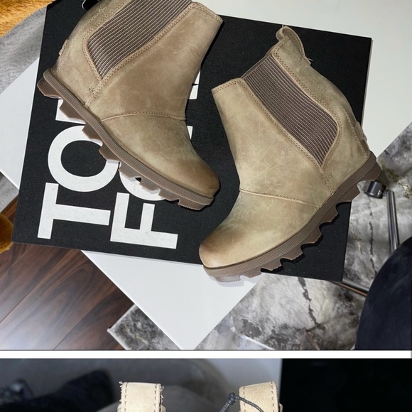 New SOREL Joan of Arctic Wedge II Chelsea Boot in Khaki - Picture 2 of 3